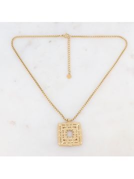 Collier avec carrée ajouré...