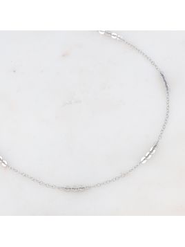 Collier sur chaîne avec des...